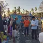 Syamsuddin Karlos dan Baharuddin BJ Karaeng Nai mengunjungi korban kebakaran di Kalimporo (Liputan6.com/Fauzan)