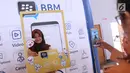 Peserta EGTC berfoto di stand BBM di sela sela gelaran Emtek Goes To Campus 2017 di Telkom University, Bandung, Rabu (29/11). (Liputan6.com/Helmi Fithriansyah)