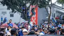 Warga menyambut tim dan ofisial Persib Bandung saat pawai perayaan gelar juara BRI Super League 2025/2026 di Bandung, Jawa Barat, Minggu (24/5/2026). (Bola.com/Bagaskara Lazuardi)