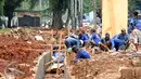 Sejumlah pekerja menyelesaikan pengerjaan saluran air di sekitar jalan Gerbang Pemuda, Jakarta, Senin (6/3). Pembuatan saluran air dan peningkatan pedestrian ini terkait pelaksanaan Asian Games 2018 mendatang. (Liputan6.com/Helmi Fithriansyah)