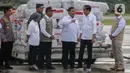 Presiden Joko Widodo berbincang dengan Menhan Prabowo Subianto saat melepas bantuan tahap tiga untuk penanganan gempa di Turki dan Suriah di di Base Ops Lanud Halim Perdana Kusuma, Jakarta, Selasa (21/2/2023). Bantuan Logistik dari Pemerintah Indonesia dibawa menggunakan pesawat ke Turki dan dua pesawat ke Suriah. Bantuan akan langsung diberikan kepada pemerintah negara tersebut. (Liputan6.com/Faizal Fanani)