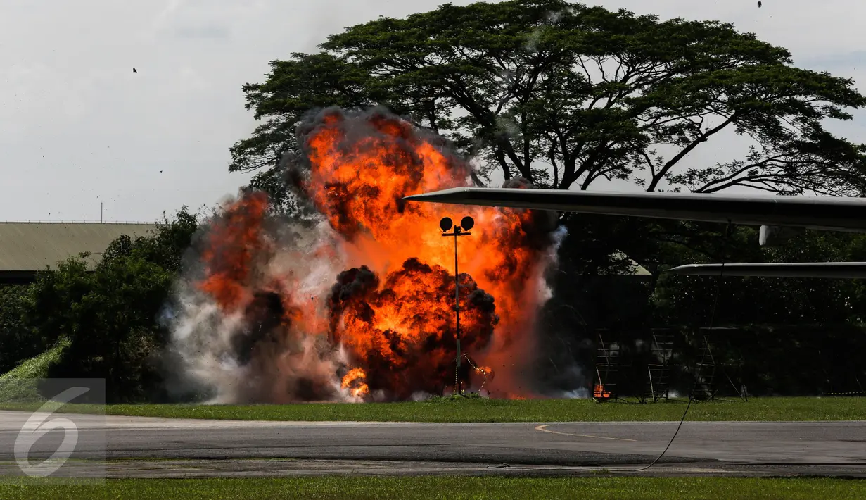Ledakan saat aksi simulasi pesawat tempur dalam perayaan HUT TNI Angkatan Udara (TNI AU) ke-71 di Landasan Udara (Lanud) Bandara Halim Perdanakusuma, Jakarta, Minggu (9/4). (Liputan6.com/Faizal Fanani)