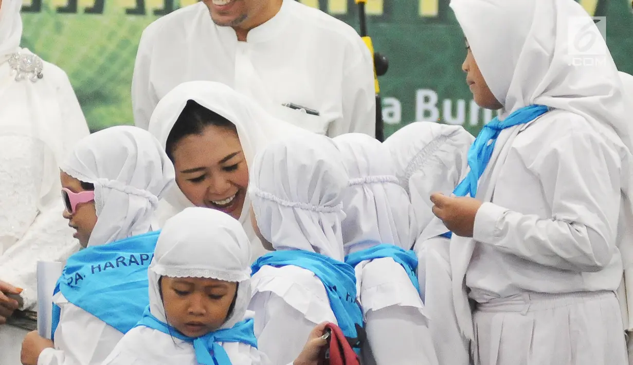 Ketua Panitia Harlah ke-73 Muslimat NU Yenny Wahid menyapa anak-anak yatim saat menggelar doa bersama di kompleks SUGBK, Jakarta, Sabtu (26/1). (Liputan6.com/Herman Zakharia)