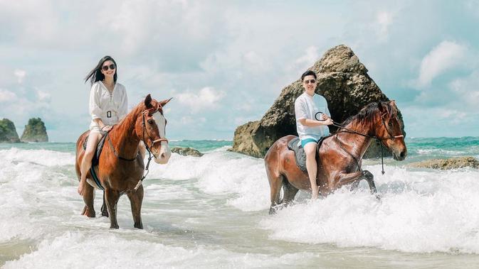 Potret Liburan Raline Shah di Nihi Sumba, Belajar Menenun dan Berkuda di Pantai. (Sumber: Instagram/ralineshah)