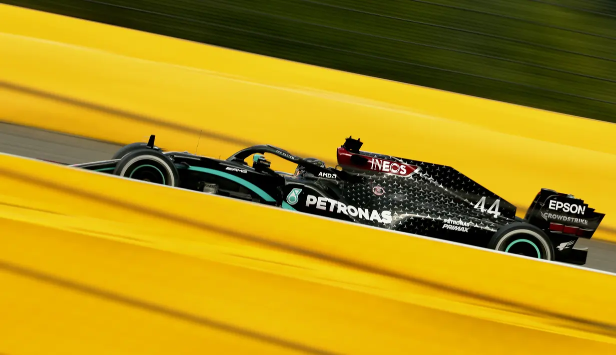 Pembalap Mercedes Lewis Hamilton mengemudikan mobilnya selama Formula 1 Grand Prix di Spa-Francorchamps, Spa, Belgia, Minggu (30/8/2020). Lewis Hamilton menempati posisi pertama disusul pembalap Mercedes Valtteri Bottas serta pembalap Red Bull Max Verstappen. (AP Photo/Francisco Seco, Pool)