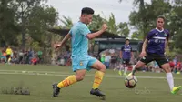 Pemain Bhayangkara FC, Brian Sutomo melepaskan umpan saat diadangan pemain Persita Tangerang pada laga uji coba di NYCT, Sawangan (11/01/2018). Bhayangkara FC kalah 0-2. (Bola.com/Nicklas Hanoatubun)