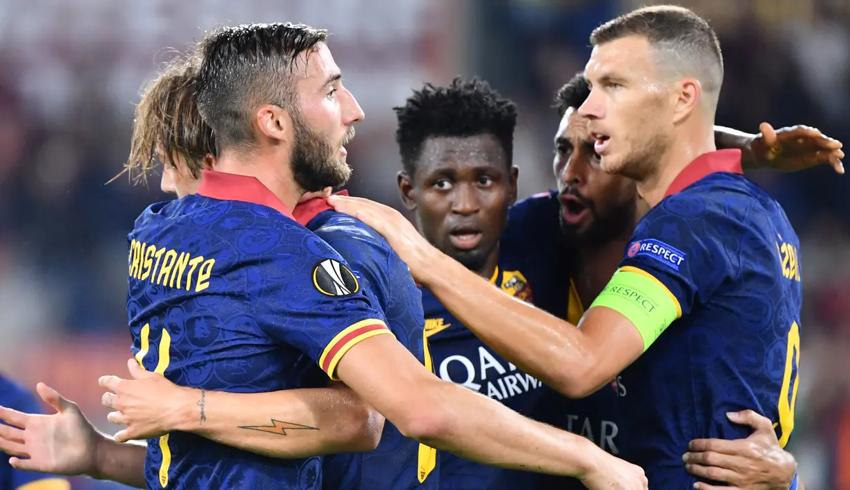 Para pemain AS Roma merayakan gol yang dicetak Edin Dzeko ke gawang Istanbul Basaksehir pada laga Europa League di Stadion Olimpico, Roma, Kamis (19/9). Roma menang 4-0 atas Istanbul. (AFP/Alberto Pizzoli)