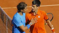 Novak Djokovic (kanan) berpelukan setelah menang atas Rafael Nadal dari Spanyol dalam pertandingan perempat final turnamen tenis Perancis Terbuka di Roland Garros Paris, Perancis, 3 Juni 2015. EPA / ROBERT GHEMENT