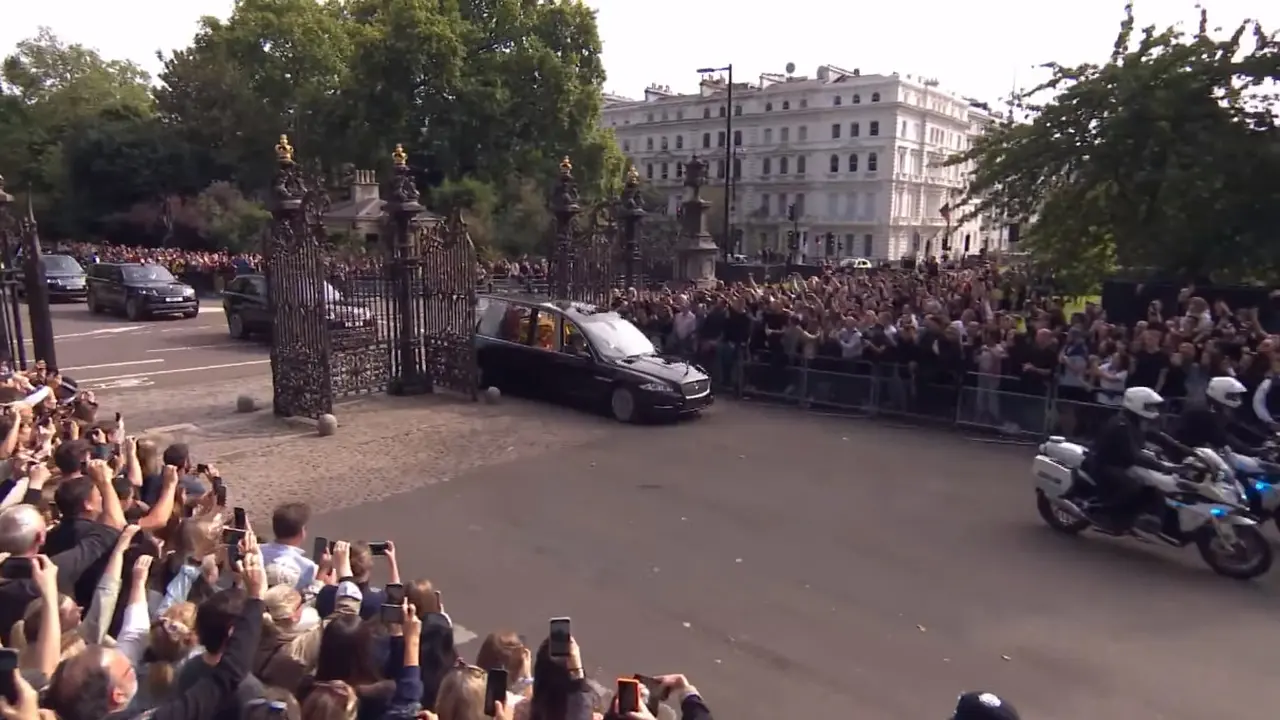 Warga berada di tepi jalan untuk melihat mobil jenazah Ratu Elizabeth II menuju Windsor Castle.
