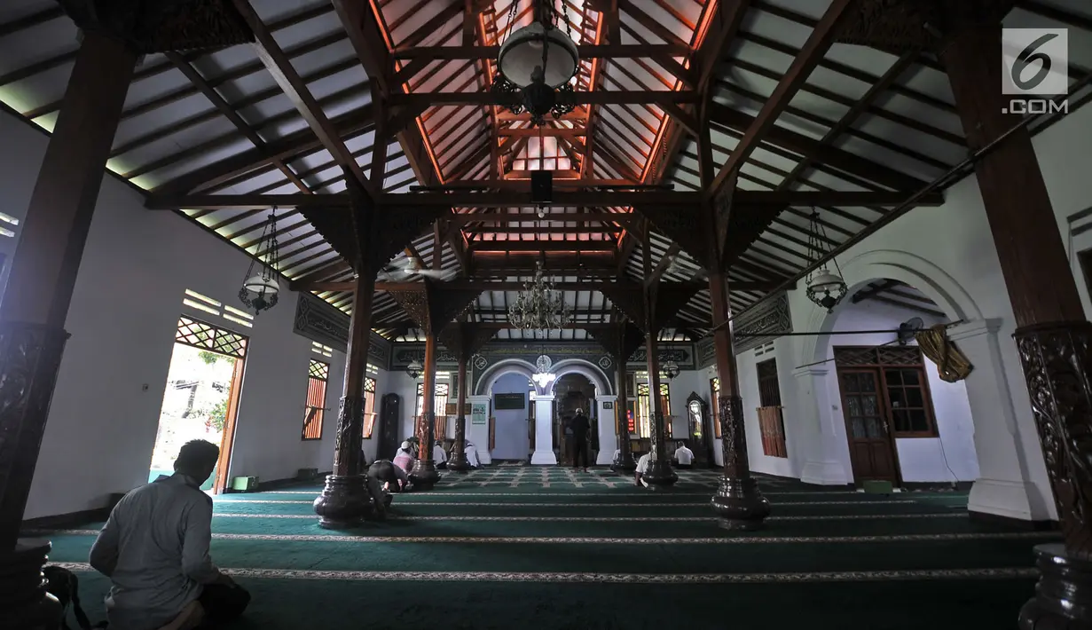Suasana jemaah saat beribadah di Masjd Hidayatullah, Jakarta, Senin (28/5). Masjid ini telah mengalami 3 kali pemugaran pada tahun 1921, 1948, dan 1996. (Merdeka.com/Iqbal S Nugroho)