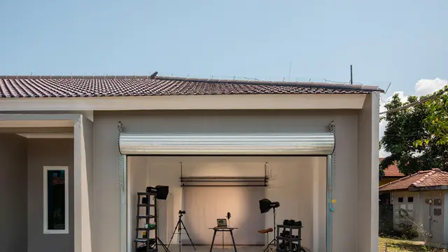 Desain Rumah Minimalis Desa dengan Garasi Multifungsi Jadi Tempat Usaha Kecil (AI)