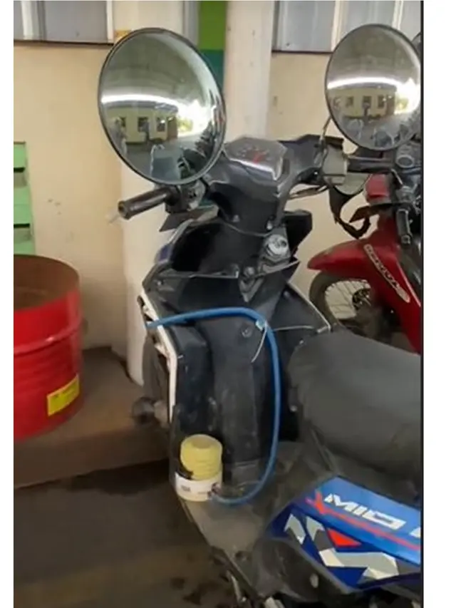 Wanita Ini Temukan Motor di Parkiran Punya Kaca Spion Besar, Klaksonnya Unik