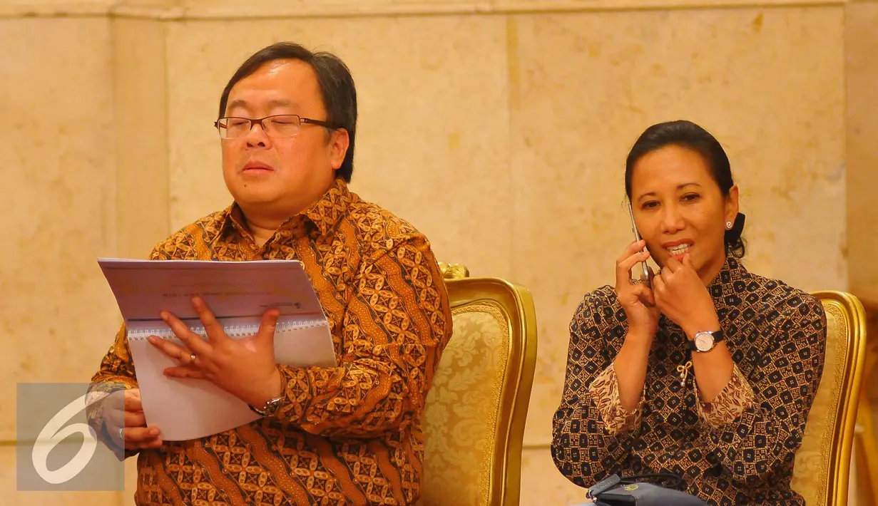 Kepala Bappenas, Bambang Brodjonegoro (kanan) dan Menteri BUMN, Rini Soemarno saat mengikuti Sidang Kabinet Paripuna di Istana, Jakarta, Rabu (2/1). (Liputan6.com/Angga Yuniar)