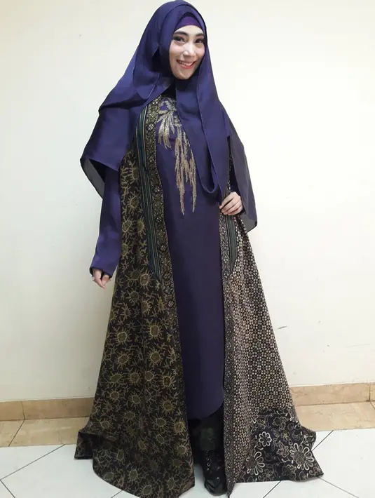 Gaun panjang dengan sentuhan motif batik ala Inka membuat istri Sandiego Africo ini semakin  tampil menawan (Liputan6.com/Instagram/@inka_christie99)