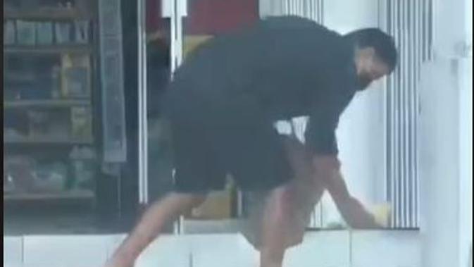 Viral Wanita Naksir Pria Ganteng Lagi Punguti Sampah, Ternyata Suami Raisa. foto: TikTok @jellyjels_