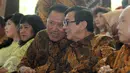 Mantan Menteri Hukum dan HAM, Amir Syamsudin (tengah) berbincang dengan Menteri Hukum dan HAM, Yasonna H Laoly pada pembukaan Napi Craft 2015 di The East Kuningan, Jakarta, Senin (12/21/2015). (Liputan6.com/Helmi Fithriansyah)
