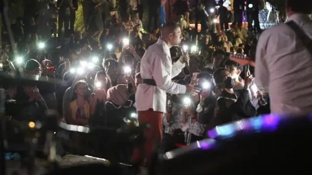 6 Potret Marcell Siahaan Meriahkan Opening Beach Club Raffi Ahmad di Padang