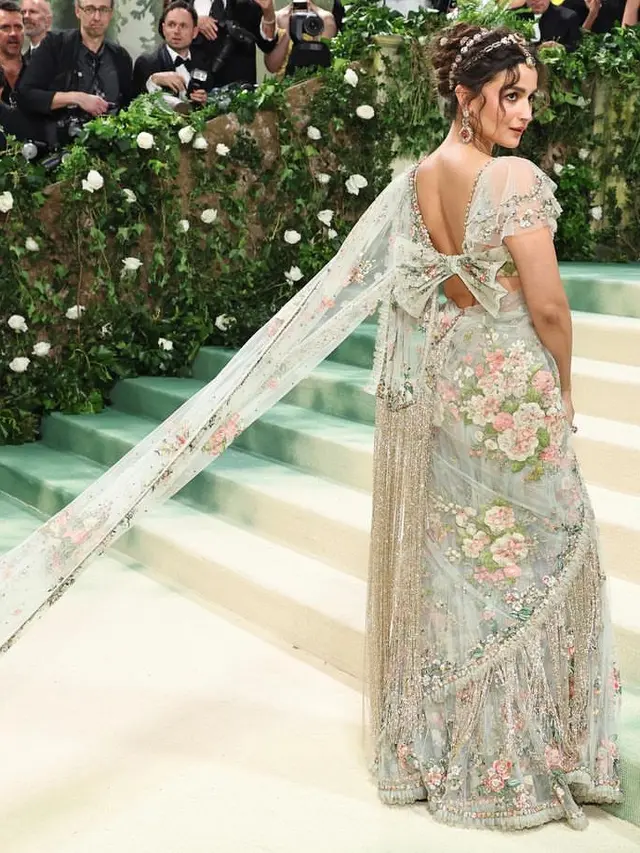 Alia Bhatt memesona kenakan saree India di Met Gala 2024. [@aliaabhatt/@gregswalesart]