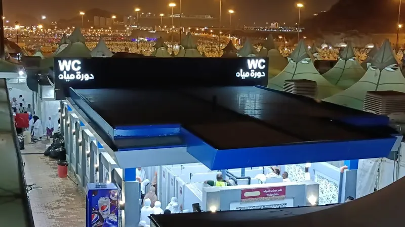 Suasana tenda-tenda jemaah haji Indonesia di Mina saat malam hari.