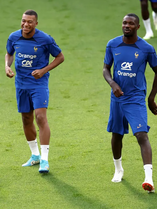 Penyerang Prancis Kylian Mbappe (kiri) dan Marcus Thuram mengambil bagian dalam sesi latihan menjelang laga international friendly kontra Prancis di Dortmund, Jerman barat, Senin (11/9/2023). (FRANCK FIFE / AFP)