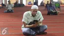 Sejumlah jamaah membaca quran di Masjid Istiqlal, Jakarta, Selasa (7/6). Beragam kegiatan dilakukan sejumlah warga untuk menunggu waktu berbuka puasa. (Liputan6.com/Immanuel Antonius)