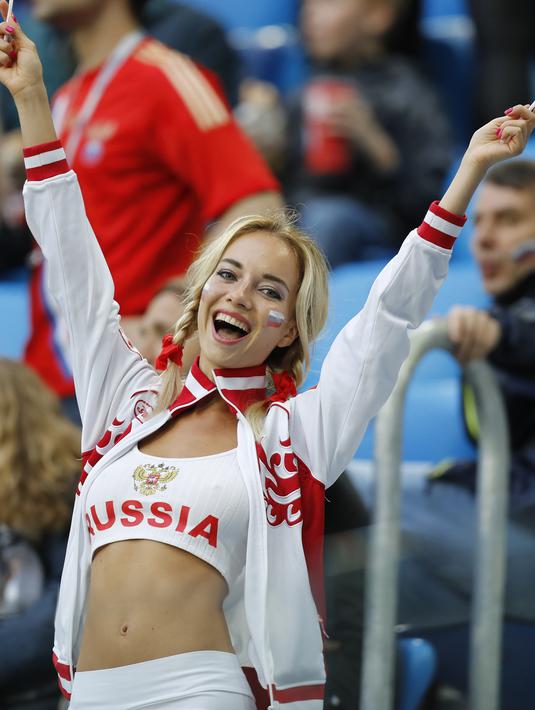 Ekspresi fans cantik Rusia setelah timnya menang atas Mesir pada Piala Dunia 2018 di St. Petersburg stadium, St. Petersburg, Rusia, Rusia (19/6/2018). Rusia menang 3-1. (AP/Efrem Lukatsky)