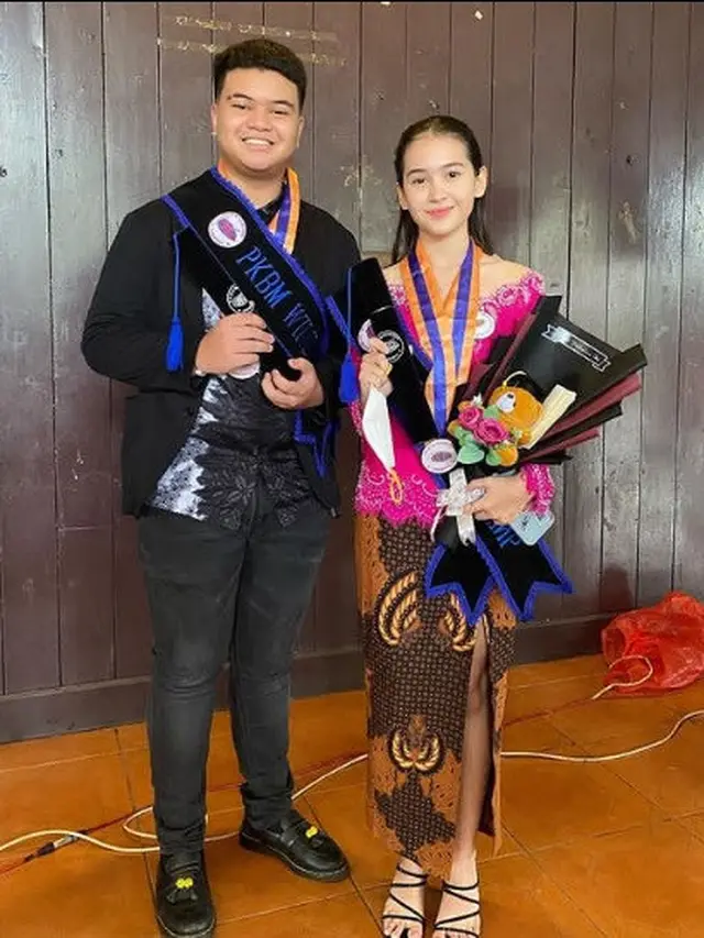 Sandrinna Michelle dan artis muda jalani wisuda SMP (Foto: Instagram @wanti_wanti_15))