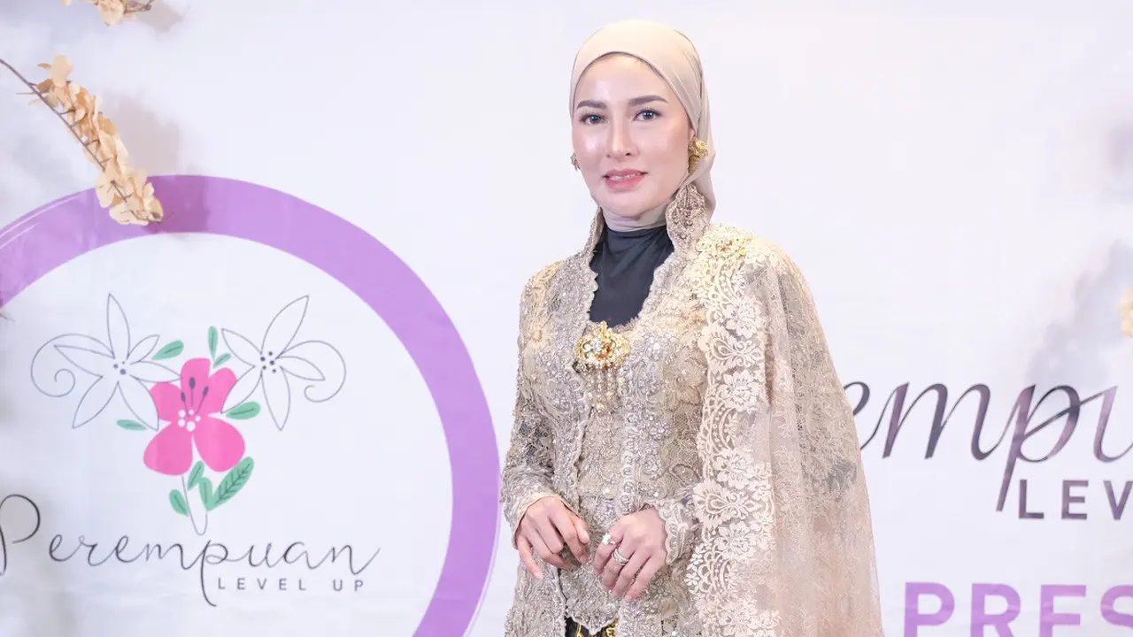 Shandy Purnamasari memberikan penghargaan kepada 10 Perempuan Mandiri di Hari Kartini