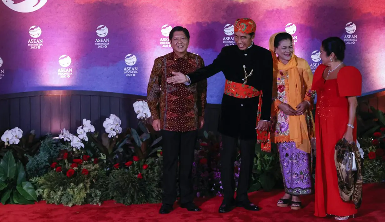 Presiden Filipina Ferdinand Marcos Jr. (kiri) dan Ibu Negara Louise Araneta Marcos (kanan) disambut oleh Presiden Indonesia Joko Widodo atau Jokowi (kedua kiri) dan Ibu Negara Iriana Widodo (kedua kanan) pada gala dinner KTT ke-43 ASEAN di Jakarta, Indonesia, Rabu (6/9/2023). (Mast IRHAM/POOL/AFP)
