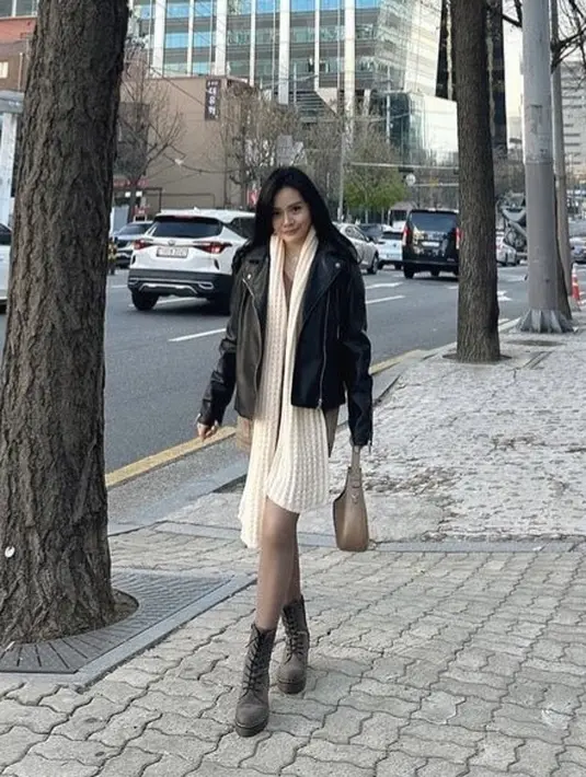 Tampilannya tersebut, dipadukan dengan syal putih sambil membawa tas coklatnya.  [@MysaMawar]