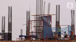Pekerja tengah membangun gedung bertingkat di kawasan Jakarta, Rabu (5/1/2022). Upah yang awalnya hanya naik 0,85 persen atau Rp 38.000, direvisi menjadi 5,1 persen atau Rp 225.667 per bulan, sehingga nilai UMP 2022 menjadi Rp 4.641.854 per bulan. (Liputab6.com/Angga Yuniar)