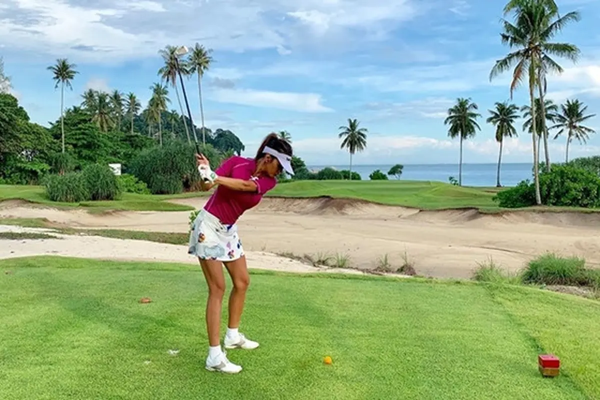 7 Gaya Farah Quinn saat Main Golf, Tetap Stylish