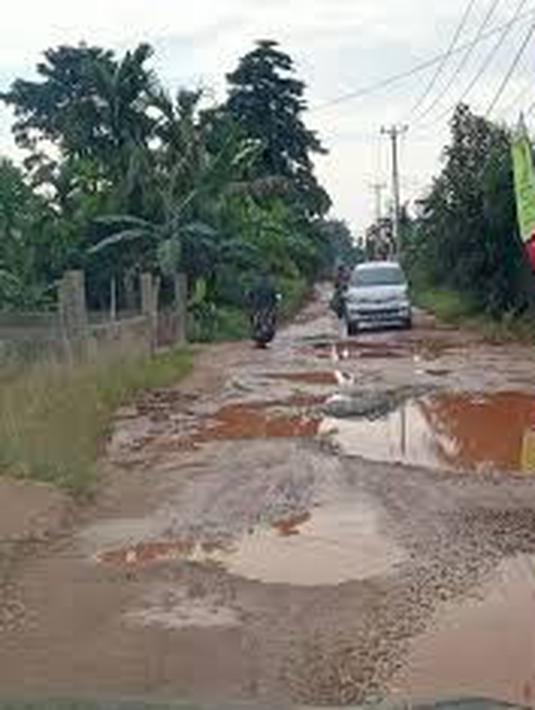 Terkena genangan jadi tidak nampak seberapa dalam lubangnya (Source: metrojambi.com)