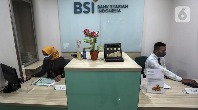 Aktivitas pekerja di kantor cabang Bank Syariah Indonesia, Jakarta Selasa (2/2/2021). PT Bank Syariah Indonesia Tbk (BSI) resmi beroperasi dengan nama baru mulai 1 Februari 2021. (Liputan6.com/Johan Tallo)