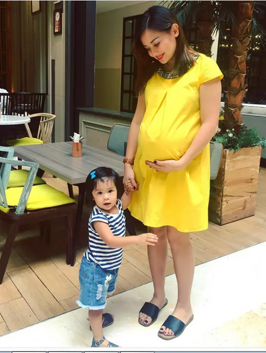 Joanna berharap buah hatinya segera bisa keluar dari ruang NICCU. Jika tidak ada alangan, anak keempat pasangan ini sudah diperbolehkan untuk keluar ruangan pada hari ini atau lusa. (Instagram/joannaalexandra)