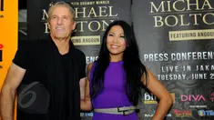 Michael Bolton dan Anggun C Sasmi saat jumpa pers di kawasan Thamrin, Jakarta, Senin (1/6/2015). Michael Bolton akan berduet dengan Anggun pada konser yang akan berlangsung di Kota Kasablanka, Jakarta pada Selasa (2/6). (Liputan6.com/Faisal R Syam)