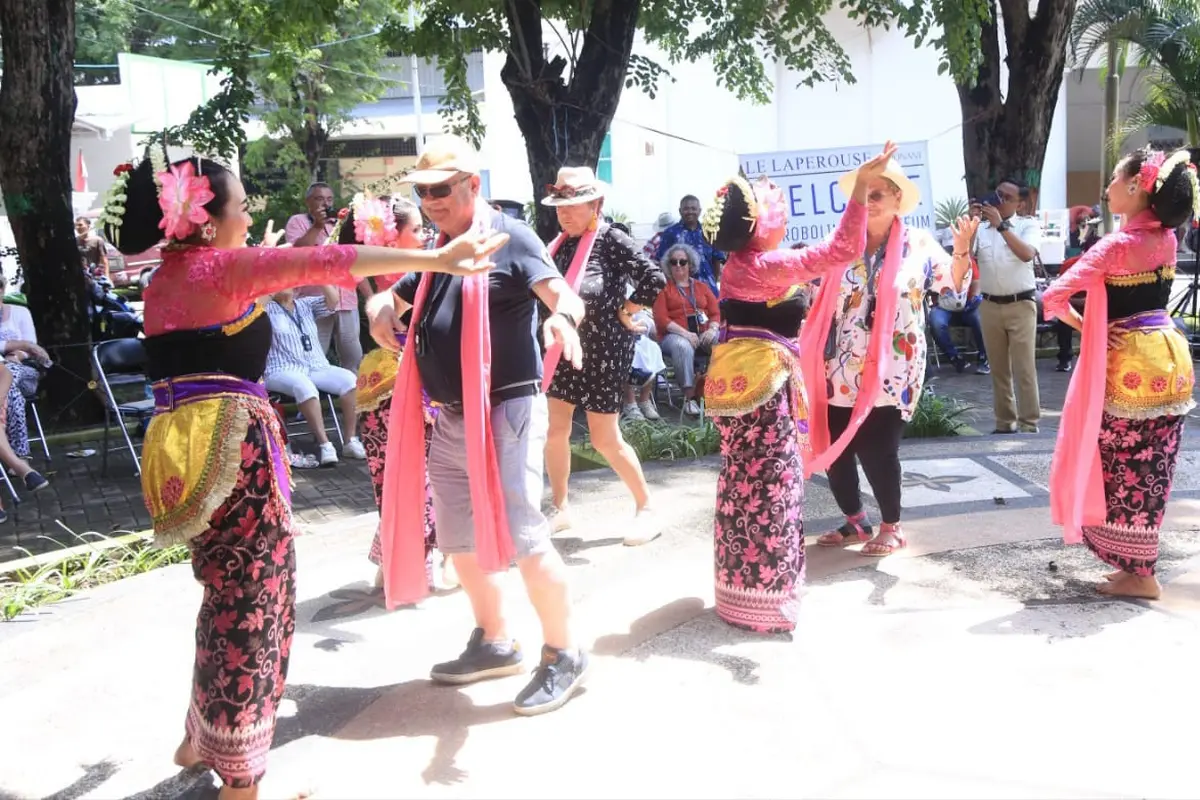 Tarian Praben Lengger sambuta wisatawan kapal pesiar yang bersandar di Probolinggo (Istimewa)