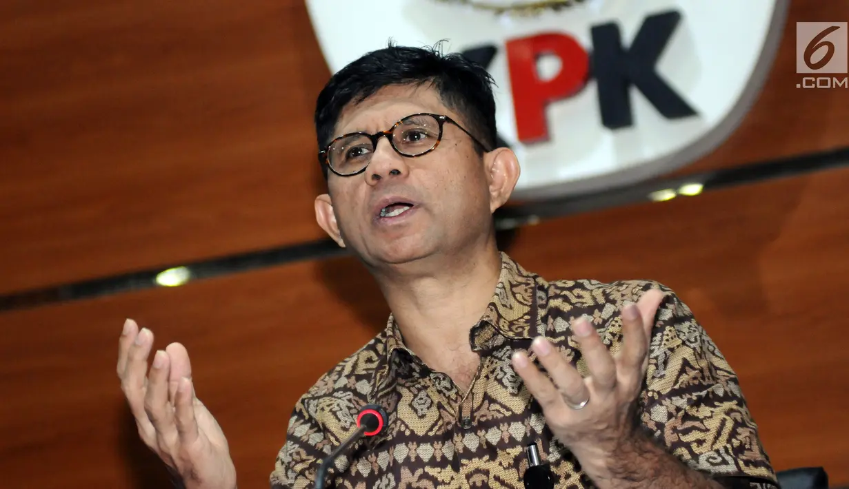 Wakil Ketua KPK Laode M Syarif memberi keterangan terkait operasi tangkap tangan Bupati Jombang, Nyono S Wihandoko di Gedung KPK, Jakarta, Minggu (4/2). KPK menyita uang Rp 25,5 Juta dan 9.500 US Dollar. (Liputan6.com/Helmi Fithriansyah)