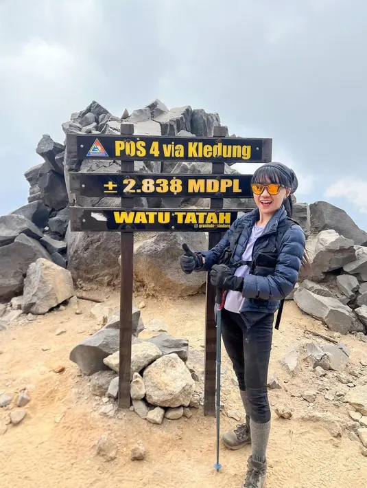 Tampil sporty, penampilan Cindy Gulla yang tetap cantik dan stylish banjir pujian dari netizen. Penampilannya bisa jadi inspirasi buat kamu yang ingin naik gunung. [@cgulla]