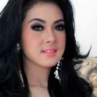 Baju istimewa yang dipakai Syahrini di hari lebaran, ternyata menjadi sumber uang baginya.