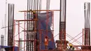 Pekerja tengah membangun gedung bertingkat di kawasan Jakarta, Rabu (5/1/2022). Gubernur DKI Jakarta Anies Baswedan membeberkan beberapa alasan merevisi  kenaikan upah minimum provinsi (UMP) 2022 pada pertengahan Desember 2021. (Liputan6.com/Angga Yuniar)