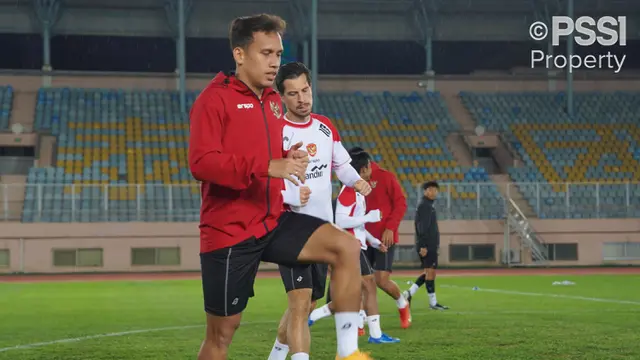Foto: Timnas Indonesia Gelar Latihan di Bawah Guyuran Hujan Jelang Laga Melawan China di Kualifikasi Piala Dunia 2026