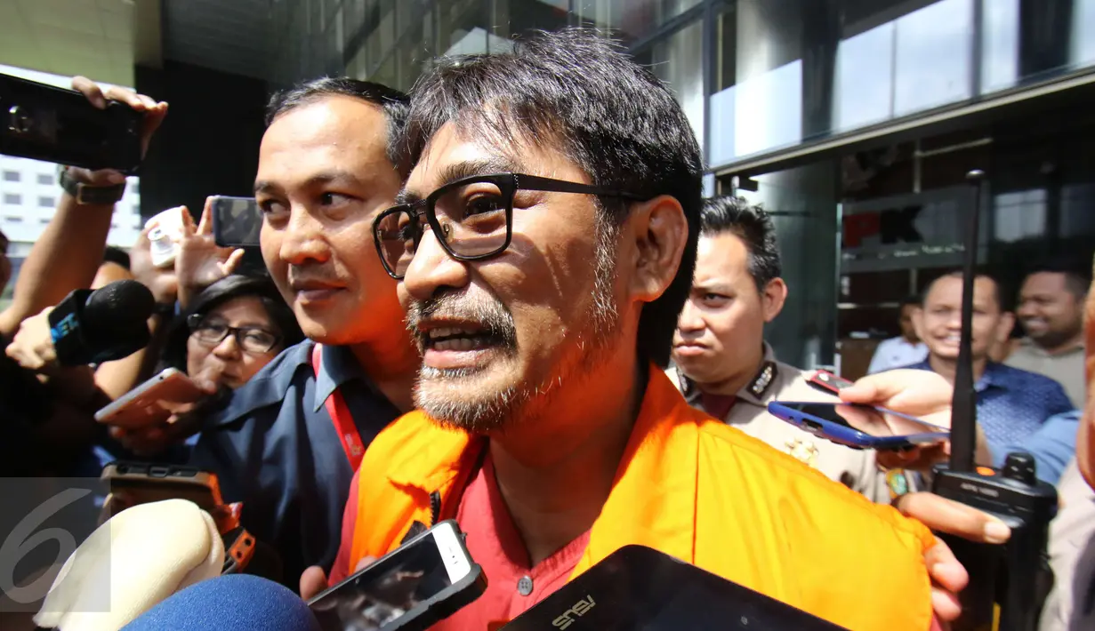 Tersangka Andi Zulkarnain Mallarangeng alias Choel Mallarangeng meninggalkan Gedung baru KPK, Jakarta, Jumat (24/2). Kedatangan Choel hanya untuk menandatangani perpanjangan masa tahanan selama 40 hari kedepan. (Liputan6.com/Helmi Afandi)