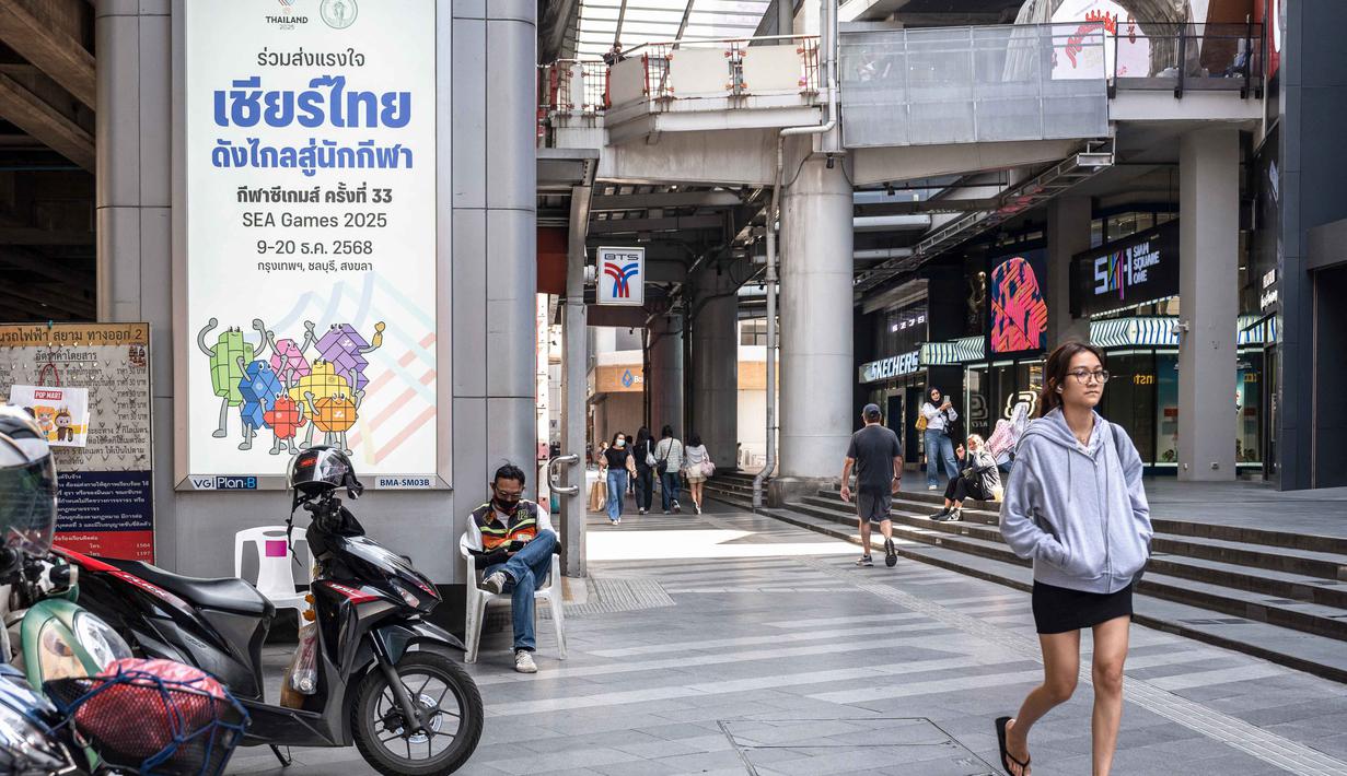 Dengan Songkhla yang kini tidak lagi menjadi tuan rumah, SEA Games Thailand ke-33 2025 akan berlangsung di Bangkok dan Chonburi. Tampak dalam foto, sebuah plakat yang mempromosikan atlet Thailand di SEA Games ke-33 terlihat di pusat kota Bangkok, Thailand pada Jumat 28 November 2025. (Chanakarn Laosarakham/AFP)