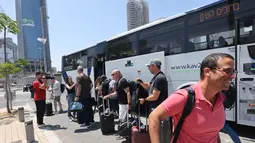 Pesawat pertama yang membawa pulang warga-warga Israel yang terdampar di luar negeri akibat pembatalan penerbangan—imbas konflik dengan Iran—mendarat di Bandara Ben Gurion pada Rabu (18/6/2025) waktu setempat. (GIL COHEN-MAGEN/AFP)