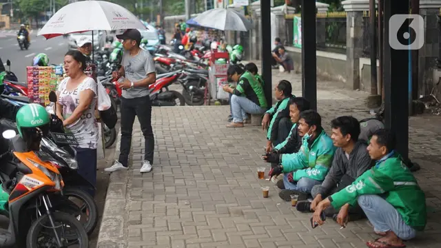 Pengemudi Ojek Daring di Kawasan Cibubur