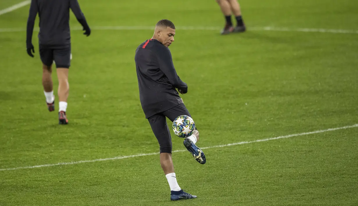 Penyerang Paris Saint-Germain, Kylian Mbappe mengontrol bola saat mengikuti sesi latihan di stadion Santiago Bernabeu di Madrid (25/11/2019). PSG akan bertanding melawan Real Madrid pada Grup A Liga Champions di Santiago Bernabeu. (AP Photo/Bernat Armangue)