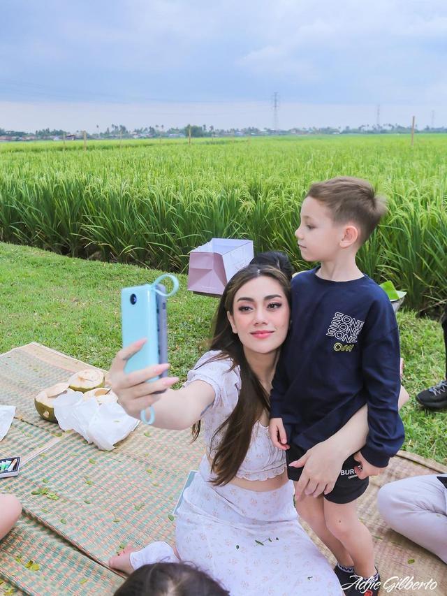 7 Potret Celine Evangelista Rayakan Ulang Tahun Anak, Seru di Pinggir Sawah