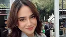 Potret selfie Syifa Hadju pakai jaket denim. Bahkan kecantikannya tak luntur di bawah cahaya matahari langsung. [Foto: Instagram/syifahadju]