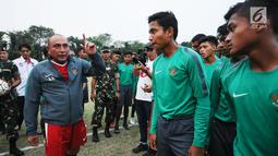 Ketua Umum PSSI, Edy Rahmayadi (kiri) memberi arahan pada pemain Timnas Indonesia U-16 jelang pelepasan di Lapangan Atang Sutresna, Jakarta, Rabu (13/9). Timnas U-16 akan berlaga pada kualifikasi Piala Asia U-16. (Liputan6.com/Helmi Fithriansyah)